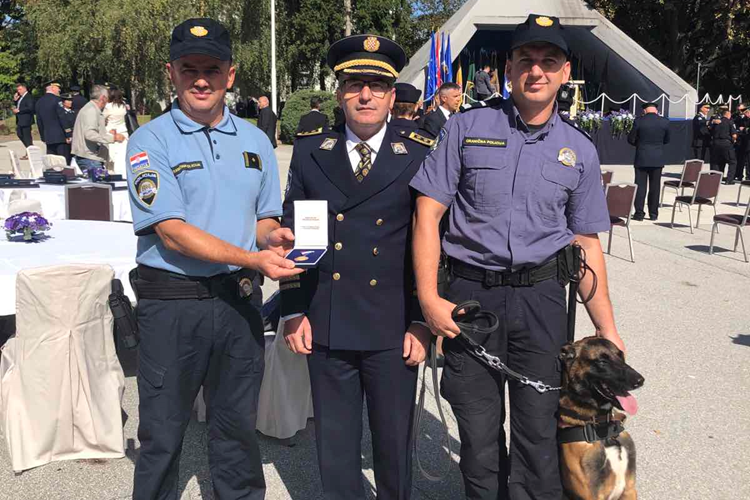 Slika /PU_VS/O nama-fotke/Nagrađeni policajci/PS i načelnik PU.png